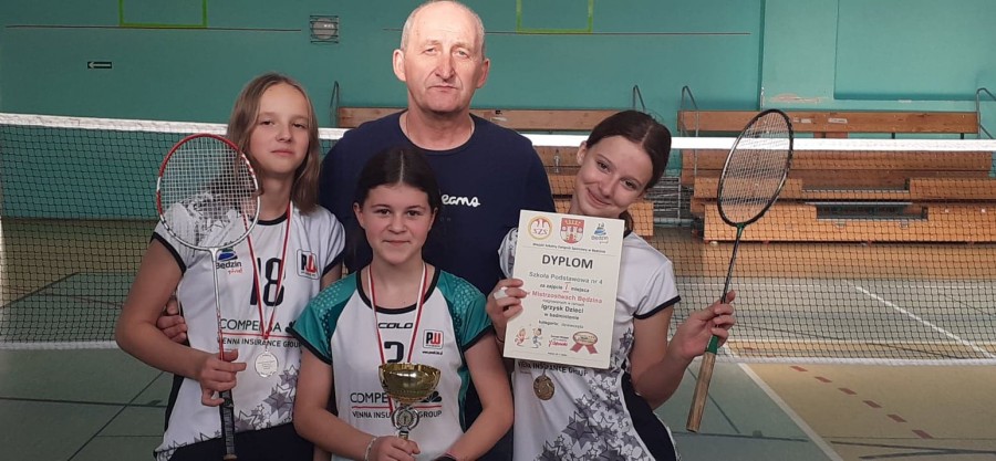 Uczennice SP4 w podwójnej koronie Mistrzyń Będzina w badmintonie.